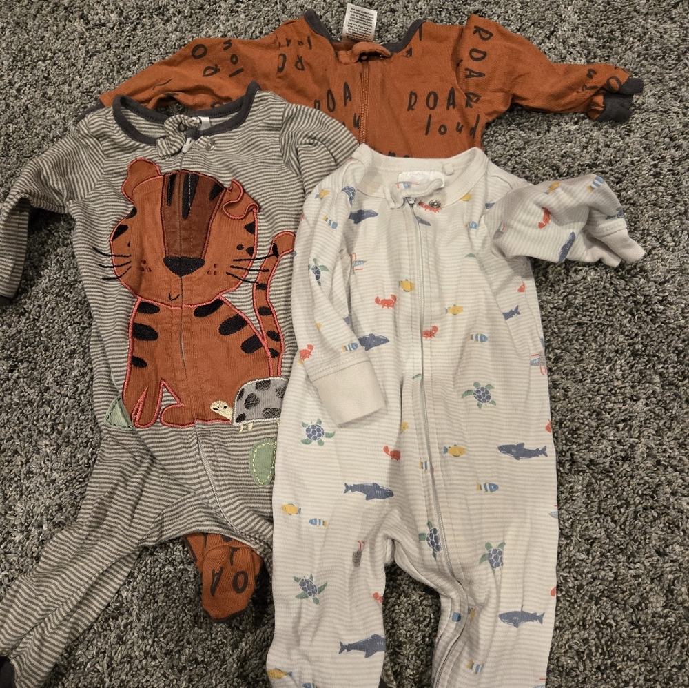 2 adorable zipper sleeper pajamas. 0-3m gerber. EUC